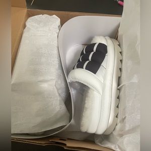 Women's UGG slippers size 7 W/1127067
W MAXI SLIDE LOGO